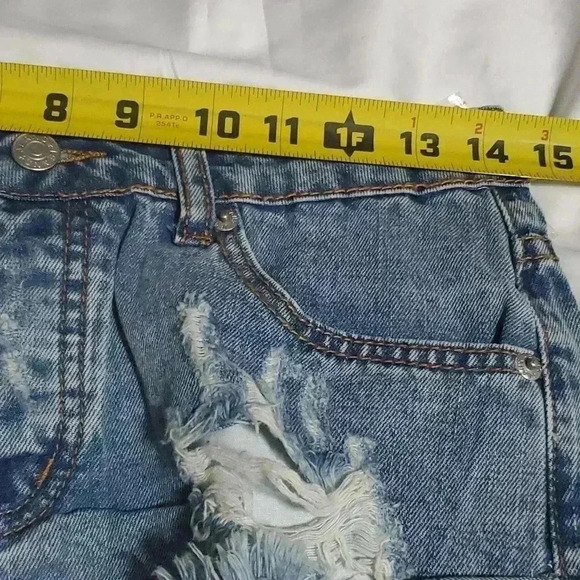 Signature 8 jean shorts - Picture 4 of 10
